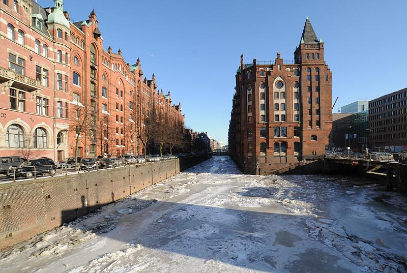 25_5607 Blick von der St. Annenbrcke in das Hollndische Brook Fleet - ganz links die neue Bebauung mit Brogebuden in der Hafencity. In der Bildmitte der Speicherblock V und links am Hollndischen Brook der Speicherblock U. Das Fleet ist zugefroren, eine Schifffahrt ist in den Kanlen der Speicherstadt nicht mehr mglich. Hansestadt Hamburg im Winter - zugefrorener Fleet in der Speicherstadt; Speichergebude.