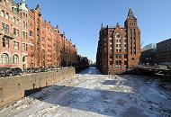 25_5607 Blick von der St. Annenbrcke in das Hollndische Brook Fleet - ganz links die neue Bebauung mit Brogebuden in der Hafencity. In der Bildmitte der Speicherblock V und links am Hollndischen Brook der Speicherblock U. Das Fleet ist zugefroren, eine Schifffahrt ist in den Kanlen der Speicherstadt nicht mehr mglich. Hansestadt Hamburg im Winter - zugefrorener Fleet in der Speicherstadt; Speichergebude.