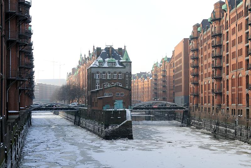 26_5264 Die Fleete in der Hamburger Speicherstadt sind mit Eis bedeckt. Die Barkassen der Speicherstadtrundfahrt, die sonst durch die Kanle des Lagerhauskomplexes fahren und  den Hamburg Touristen Speichergebude als eine der vielen Hamburger Sehenswrdigkeiten zeigen, knnen wegen des Eisgangs nicht mehr verkehren. Impressionen von Hamburg im Winter - die Speicherstadt mit zugefrorenen Fleet. 