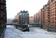 26_5264 Die Fleete in der Hamburger Speicherstadt sind mit Eis bedeckt. Die Barkassen der Speicherstadtrundfahrt, die sonst durch die Kanle des Lagerhauskomplexes fahren und  den Hamburg Touristen Speichergebude als eine der vielen Hamburger Sehenswrdigkeiten zeigen, knnen wegen des Eisgangs nicht mehr verkehren. Impressionen von Hamburg im Winter - die Speicherstadt mit zugefrorenen Fleet. 