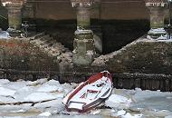 28_5271 Ein Ruderboot liegt am Anleger bei der St. Annenbrcke im Eis des Hollndischen Brook Fleet. Es ist Niedrigwasser - die Treppen die zum Anleger fhren sind mit Eis bedeckt. Hamburger Winterimpressionen - Ruderboot im Eis.