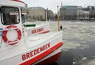 29_3_5122 Die Alsterschiffe Goldbek und Bredenbek liegen am Jungfernstiegs und haben Winterpause; die Binnenalster ist mit Eisschollen bedeckt. Im Hintergrund der Ballindamm und das Alstertor. Hamburger Winterimpressionen - Alsterschiffe am Ponton in der Binnenalster.