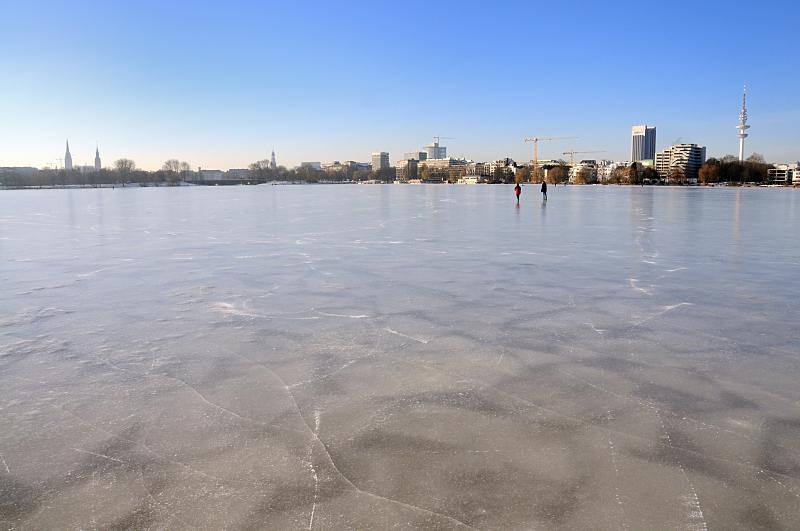 46_5550 Offiziell wird das Eis auf der Hamburger Aussenalster erst aber einer Strke von 20cm freigegeben. Aber die Hamburger + Hamburgerinnen lassen es sich nicht nehmen, das Eis ihres Hamburger Binnensees schon vor der Erlaubnis zu betreten. Die Hansestadt Hamburg im Winter - sonniges Winterwetter + blauer Himmel ber der Alster.