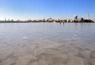 46_5550 Offiziell wird das Eis auf der Hamburger Aussenalster erst aber einer Strke von 20cm freigegeben. Aber die Hamburger + Hamburgerinnen lassen es sich nicht nehmen, das Eis ihres Hamburger Binnensees schon vor der Erlaubnis zu betreten. Die Hansestadt Hamburg im Winter - sonniges Winterwetter + blauer Himmel ber der Alster.