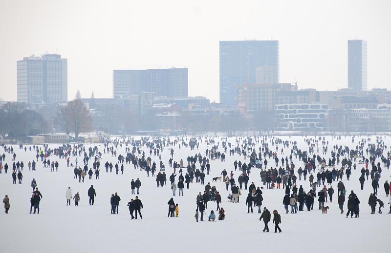 53_6397 Blick ber die zugefrorene Auenalster  - die Hamburger und Hamburger spazieren ber die Alster und genieen den Hamburger Winter. Frostiger Winter in Hamburg - Menschen gehen Auf dem Eis der Alster spazieren.