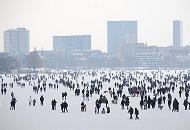 53_6397 Blick über die zugefrorene Außenalster  - die Hamburger und Hamburger spazieren über die Alster und genießen den Hamburger Winter. Frostiger Winter in Hamburg - Menschen gehen Auf dem Eis der Alster spazieren.