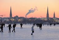 55_5950 Bis spt in den Abend geniessen die Hamburger die winterliche Atmosphre auf der zugefrorenen Alster - die untergehende Sonne frbt den Hamburger Himmel rot; aus den Schornsteinen des Heizkraftwerks in der Hafencity steigt weisser Rauch. Winter in der Hansestadt Hamburg - Sonnenuntergang an der zugefrorenen Alster.