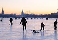 58_5942 Die zugefrorene Alster bedeutet fr die Hamburger ein Volksfest. Bis in den spten Abend wird auf dem Alstereis Schlittschuh gelaufen oder geschlendert. Fotos vom winterlichen Hamburg - Schlitten fahren und Schlittschuhlaufen auf der abendlichen Alster.