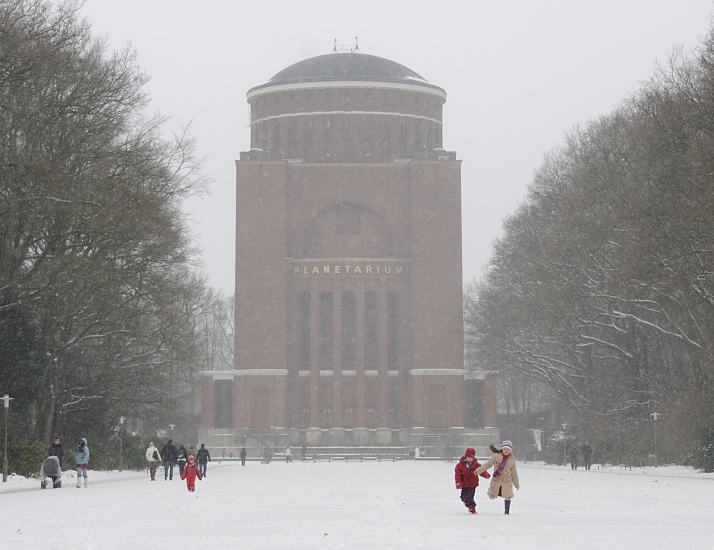 67_5078 Familienspaziergang im Hamburger Stadtpark - Kinder laufen im Schneetreiben durch den Schnee auf der Wiese vor dem Planetarium.  Bilder von Hamburg im Winter - Kinder laufen im Schnee vor dem Planetarium.