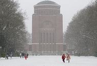 67_5078 Familienspaziergang im Hamburger Stadtpark - Kinder laufen im Schneetreiben durch den Schnee auf der Wiese vor dem Planetarium.  Bilder von Hamburg im Winter - Kinder laufen im Schnee vor dem Planetarium.