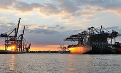 Das Containerschiff CMA CGM CALLISTO wird im Hamburger Hafen am HHLA Container Terminal Burchardkai abgefertigt. Der HHLA Container Terminal Burchardkai ist die grte und lteste Anlage fr den Containerumschlag im Hamburger Hafen. Hier, wo 1968 die ersten Stahlboxen abgefertigt wurden, wird heute jeder dritte Container des Hamburger Hafens umgeschlagen. 25 Containerbrcken arbeiten an den rund 5.000 Schiffen, die hier jhrlich festmachen. Tglich werden bis zu 1.100 Eisenbahnwaggons be- und entladen. Mit dem laufenden Aus- und Modernisierungsprogramm wird die Kapazitt des Terminals in den kommenden Jahren schrittweise ausgebaut. 