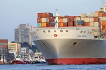 Das 2010 in Dienst gestellte Containerschiff OOCL SEOUL kann 8063 TEU Container transportieren; das ca. 263m lange und 32m breite Frachter fhrt auf der Elbe Hhe Hamburg Neumhlen - im Hintergrund der Schlepperhafen mit den Arbeitsschiffen am Ponton. Im Jahr 2009 liefen 10.131 Seeschiffe mit einem Lade-Volumen von 217.977 BRZ den Hamburger Hafen an. Es handelte sich dabei um 5.589 Containerschiffe, 817 konventionelle Stckgutfrachter, 1.614 Schttgutfrachter, 1.431 Tankschiffe, 272 RoRo-Schiffe, 127 Fahrzeugtransporter und sieben Spezialfrachtschiffe. Allerdings ging der Warenumschlag und im Jahr 2009 aufgrund 