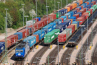 011_15557 Blick auf den Seehafenbahnhof ALTE SDERELBE im Hamburger Hafen; der Gterbahnhof hat eine Gesamtgrsse von ca. 240 000 qm - die Container sind auf die Waggons geladen und warten auf den Abtransport.