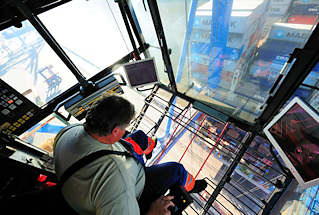 2788_0998 Arbeitsplatz eines Kranfhrers im Hamburger Hafen - Blick in die Arbeitskanzel. 