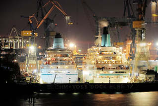 4559 Arbeit im Hamburger Hafen - Nachtarbeit auf der Werft Blohm + Voss; Trockendock Elbe 17; Kreuzfahrtschiffe Amadea und Albatross; Nachtaufnahme.