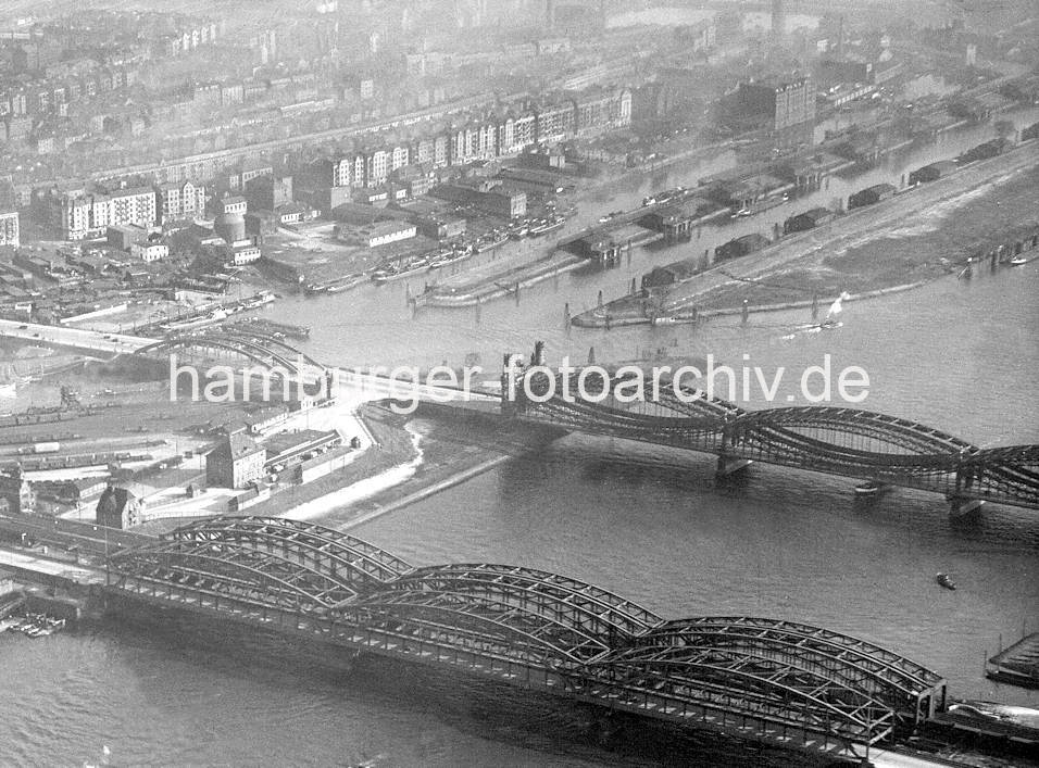 01122_252_3770 JHistorische Luftaufnahme ca. 1930 von den Elbbrücken über die Norderelbe - Blick auf die Hafenanlagen, Gewerbe und Wohngebäude von Entenwerder / Hamburg Rothenburgsort, Haken - Zollhafen für Binnenschiffe. Lks. / Bildmitte die Einfahrt zum Billehafen.