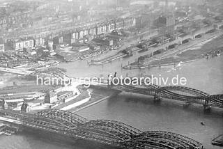 01122_252_3770 JHistorische Luftaufnahme ca. 1930 von den Elbbrcken ber die Norderelbe - Blick auf die Hafenanlagen, Gewerbe und Wohngebude von Entenwerder / Hamburg Rothenburgsort, Haken - Zollhafen fr Binnenschiffe. Lks. / Bildmitte die Einfahrt zum Billehafen.  