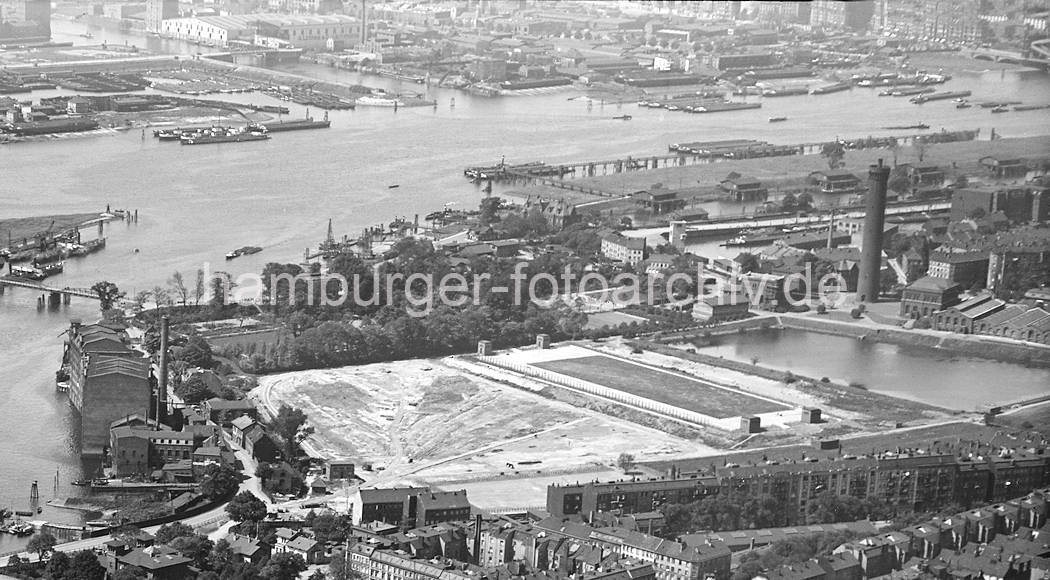 01123_255_1133 Alte Fotografie - von den Wasserwerken in Hamburg Rothenburgsort; re. der Wasserturm, dahinter die Hafenanlagen und Zollhafen von Entenwerder. Auf der gegenüberliegenden Seite der Norderelbe Industrieanlagen auf der Peute / Veddel und der Peuter Kanal. Lks. die Brücke nach Kaltehofe und die Einfahrt in die Billwerder Bucht - Industriearchitektur am Wasser.