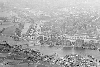 01124_256_0569 Historisches Flugbild von der Billwerder Bucht / Hamburg Rothenburgsort und Entenwerder ( Ausschnitt ). Im Vordergrund die Wasserwerke auf Kaltehofe und Binnenschiffe - dahinter die Industriearchitektur - Backsteingebude am Ausschlger Elbdeich. Im Bildzentrum der Wasserturm und lks. die Hafenbecken vom Entenwerder Zollhafen sowie Anlegestellen mit Wassertreppen vor der Einfahrt in die Billwerder Bucht.