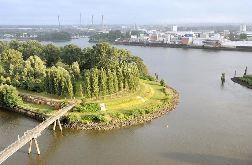 3130_0674 Blick auf den Elbpark Entenwerder in Hamburg Rothenburgsort - Gehwege unter hohen Pappeln am Elbufer. Lks. die Fussgngerbrcke und Reste der alten Kaimauer. Auf der anderen Seite der Norderelbe die Einfahrt zum Peuter Kanal und Industrie auf der Peute / Veddel.