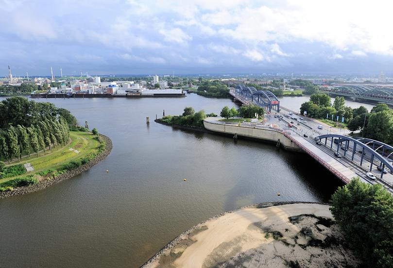 3130_0674 JBlick auf die Norderelbe, den Haken und die Einfahrt zum Oberhafenkanal. Lks. das runde Ende des Elbparks Entenwerder mit Pappeln - re. die Billhorner Brückenstrasse und die Elbrücken. Auf dem gegenüber liegenden Elbufer Industrie auf der Veddel und die Einfahrt zum ehem. Veddler Marktkanal.