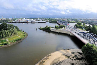 3130_0674 JBlick auf die Norderelbe, den Haken und die Einfahrt zum Oberhafenkanal. Lks. das runde Ende des Elbparks Entenwerder mit Pappeln - re. die Billhorner Brckenstrasse und die Elbrcken. Auf dem gegenber liegenden Elbufer Industrie auf der Veddel und die Einfahrt zum ehem. Veddler Marktkanal.