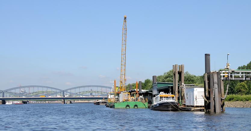01133_5865 JPonton mit Arbeitsschiffen / Schwimmkran in der Norderelbe bei Hamburg Rothenburgsort, Entenwerder. Re. die bewegliche Wasserbrücke, die sich den Gezeiten / Tide anpasst. Im Hintergrund die Elbbrücke und die Freihafen-Elbbrücke.