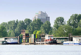 01138_2596 Alter Zollanleger / Zollstation Entenwerder, Hamburg Rothenburgsort - der Schlepper WILLI und das Fahrgastschiff SERRAHN LADY haben am Ponton festgemacht. Neben einfachen Holzhusern steht eine moderne Bro-Architektur mit Aussichtsturm. Im Hintergrund hinter den Bumen des Elbparks Entenwerder das Hotel HOLIDAY INN. 