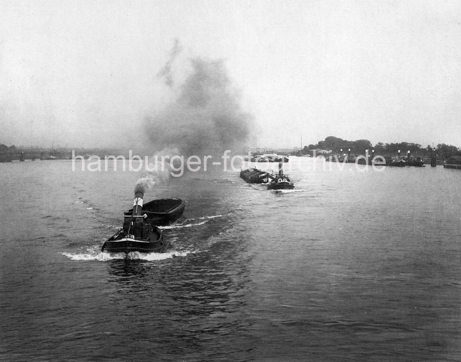 01142_45347 Zwei Schleppverbände auf der Norderelbe kurz vor den Elbbrücken - einer der Schlepper klappt seinen Schornstein herunter um unter den Elbbrücken hindurchfahren zu können. Rechts das Elbufer der Veddel, links liegt die Zollstation Entenwerder.