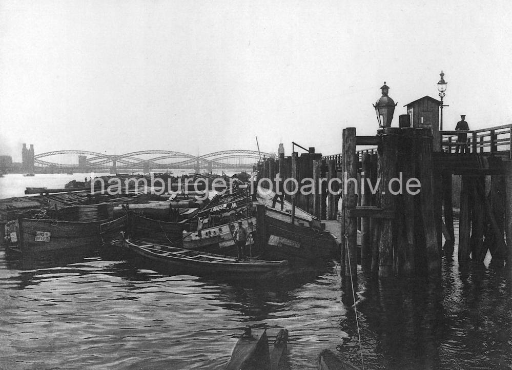 01143_45345 Binnenschiffe / Oberlnder-Khne an den Dalben vom Zollanleger Hamburg Entenwerder - im Hintergrund die Elbbrcken; Zollgrenze zum Hamburger Freihafen.