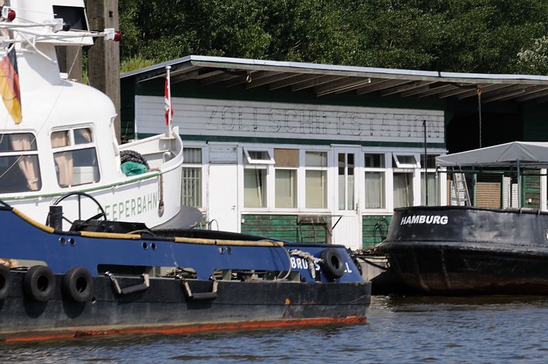 01147_3715 Ehemalige Zollschiffstation in Hamburg Rothenburgsort / Entenwerder; die Aufschrift ist von der Holzbaracke abmontiert. Der Ponton an der Norderelbe wird als Schiffsliegeplatz von Arbeitsschiffen genutzt.