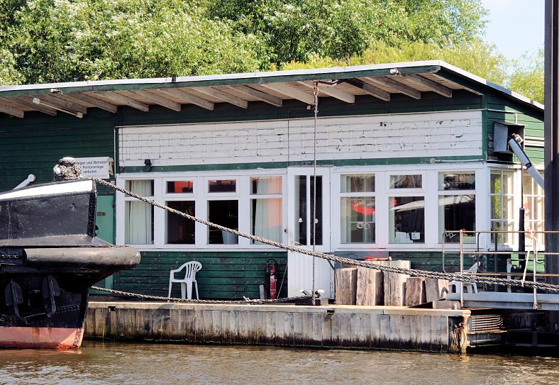 01148_5869 Altes Zollgebude auf der Pontonanlage vor Entenwerder, Hamburg Rothenburgsort - die Aufschrift NORDERELBBRCKE ist von der Fassade abmontiert - der Bug eines Schleppers ist zu erkennen. 