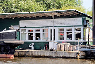 01148_5869 JAltes Zollgebude auf der Pontonanlage vor Entenwerder, Hamburg Rothenburgsort - die Aufschrift NORDERELBBRCKE ist von der Fassade abmontiert - der Bug eines Schleppers ist zu erkennen. 