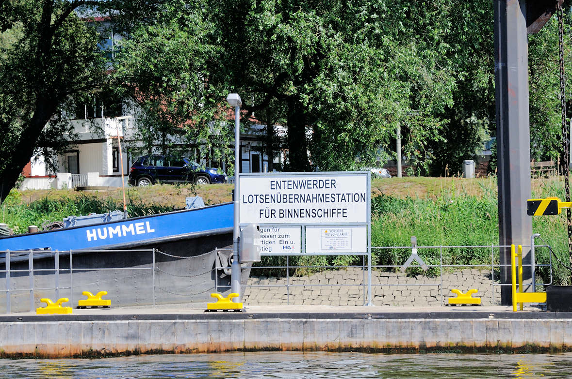 01151_5859 Anleger in Entenwerder - Lotsenbernahmestadtion fr Binnenschiffe - im Hintergrund das Gebude vom Entenwerder Fhrhaus und der Bug des Tankschiffs Hummel.