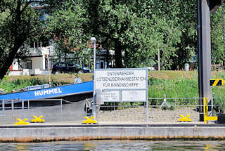 01151_5859 Anleger in Entenwerder - Lotsenbernahmestadtion fr Binnenschiffe - im Hintergrund das Gebude vom Entenwerder Fhrhaus und der Bug des Tankschiffs Hummel.