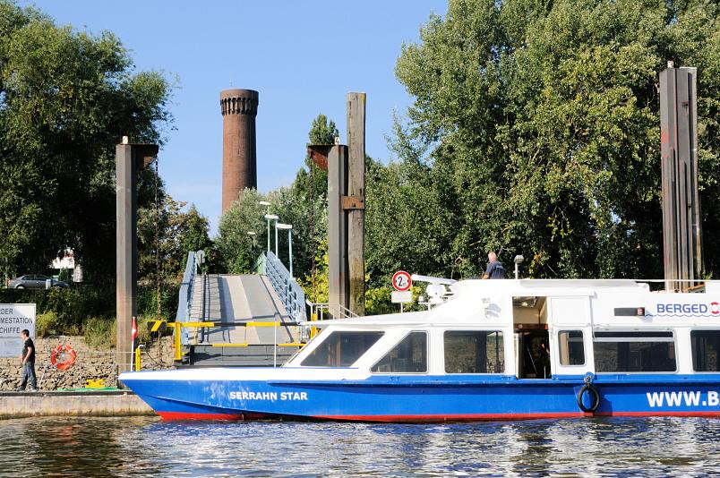 01153_8892 JFahrgastschiff SERRAHN STAR am Anleger Entenwerder - im Hintergrund die Wassertreppe, die den Ponton mit dem Elbufer verbindet sowie der alte Wasserturm / Wasserspiele der Hamburger Wasserwerke in Rothenburgsort.