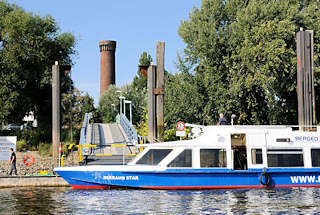 01153_8892 JFahrgastschiff SERRAHN STAR am Anleger Entenwerder - im Hintergrund die Wassertreppe, die den Ponton mit dem Elbufer verbindet sowie der alte Wasserturm / Wasserspiele der Hamburger Wasserwerke in Rothenburgsort.