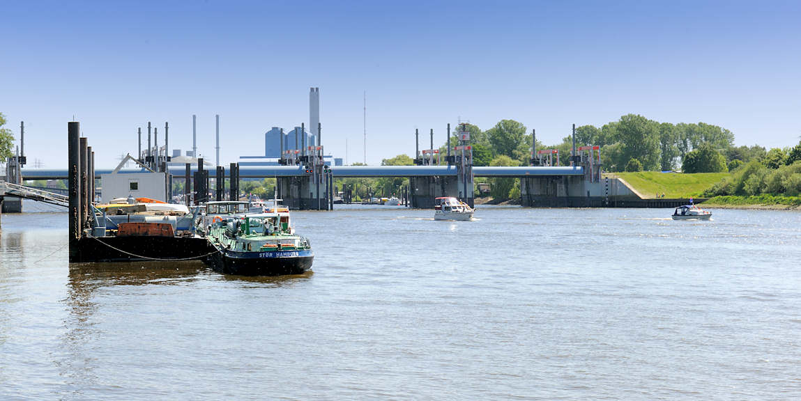 01154_2684 Bootstankstelle / Bunkerboot in Hamburg Entenwerder - Sportboote haben das Sperrwerk Billwerder Bucht passiert und fahrten Richtung Norderelbe.