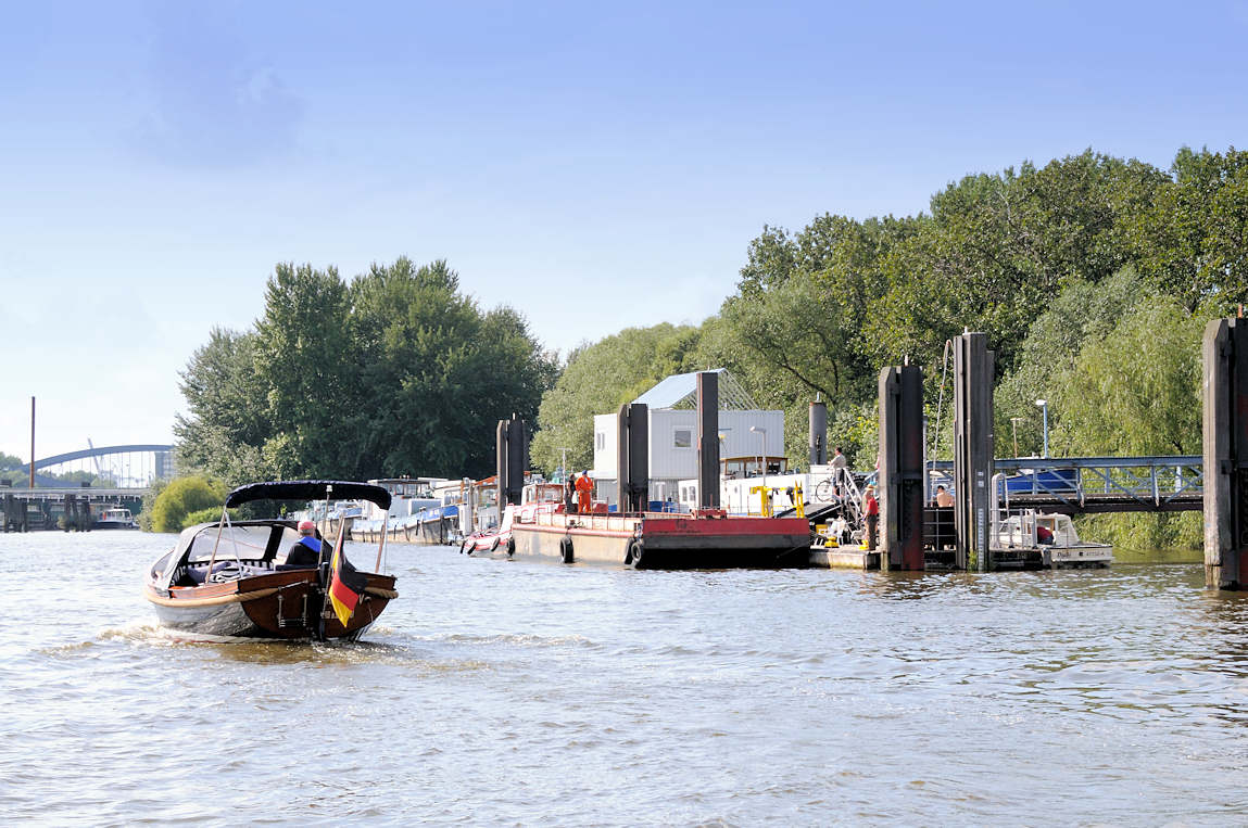 01155_8345 Ein historisches Tuckerboot kommt aus der Billwerder Bucht und passiert den Anleger in Entenwerder, Hamburg Rothenburgsort. Im Hintergrund die Norderelbbrcken. 