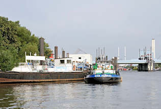 01156_7711 Bunkerboot, Bootstankstelle in Hamburg Entenwerder - das Binnenschiff STR mit Heimathafen Hamburg hat lngsseits festgemacht; im Hintergrund das Sperrwerk Billwerder Bucht. 