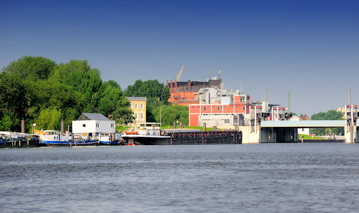 01157_2591 Bunkerstation - Bootstankstelle Hamburg Entenwerder. Ein Binnenschiff hat an der Anlegestelle vor dem Sperrwerk der Billwerder Bucht festgemacht.