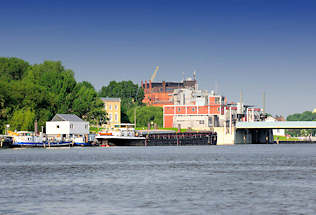 01157_2591 Bunkerstation - Bootstankstelle Hamburg Entenwerder. Ein Binnenschiff hat an der Anlegestelle vor dem Sperrwerk der Billwerder Bucht festgemacht.