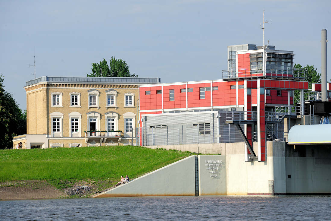 01158_2599 Betriebsgebude vom Sperrwerk Billwerder Bucht - erbaut 1999 - 2002; im Hintergrund ein historisches Gebude am Ausschlger Elbdeich.