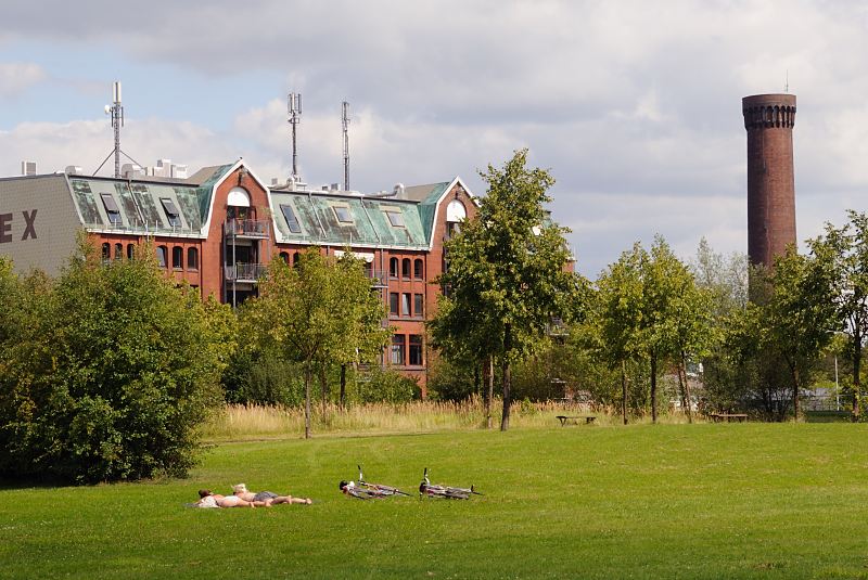 01163_3695 Liegewiese im Elbpark Entenwerder im Bereich des zugeschtteten Zollhafens - auch das ehem. Speichergebude hat direkt am Hafenbecken des Rothenbursorter Hafens gelegen - re. der historische Wasserturm der Hamburger Wasserwerke in Rothenburgsort.