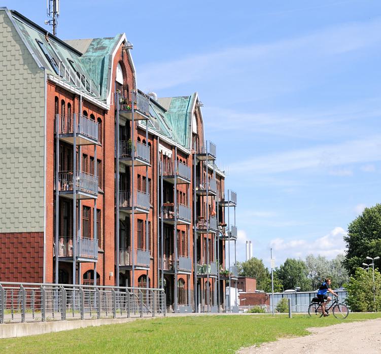 01164_5779 Zum Wohngebude mit Balkons umgebauter Speicher am ehem. Hafen von Hamburg Rothenburgsort / Entenwerder - das Hafenbecken wurde zur Gestaltung des Elbparks Entenwerder teilweise zugeschttet und das Areal als Hochwasserschutz aufgeschttet. 