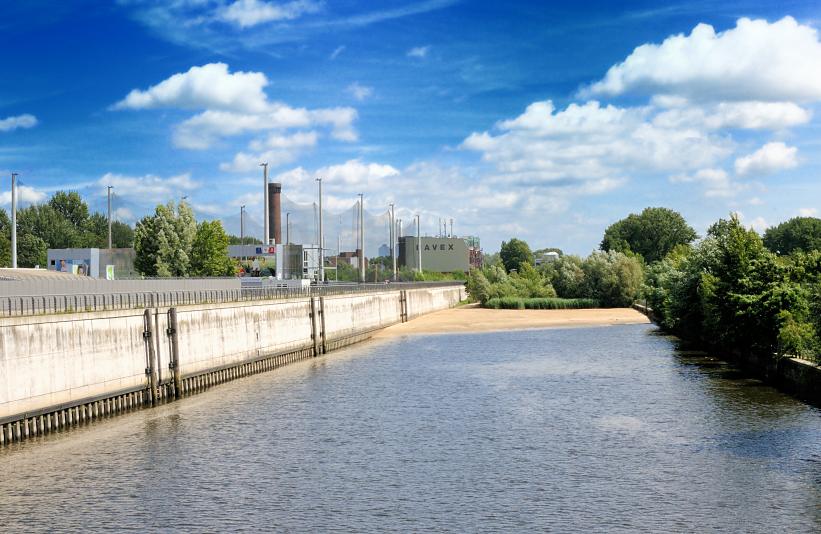 01166_5722 Ehem. Hafenbecken in Hamburg Rothenburgsort / Haken - das Becken in teilweise zugeschüttet. Rechts die ehemalige Kaianlage und Bäume der Grünanlage Elpark Entenwerder, lks. die Sturmflutanlage am Alexandra-Stieg und der Wasserturm der Wasserwerke Rothenburgsort.