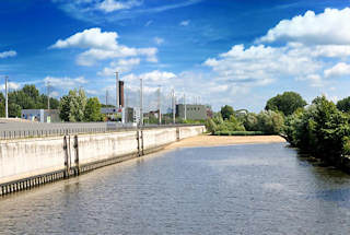 01166_5722 Ehem. Hafenbecken in Hamburg Rothenburgsort / Haken - das Becken in teilweise zugeschttet. Rechts die ehemalige Kaianlage und Bume der Grnanlage Elpark Entenwerder, lks. die Sturmflutanlage am Alexandra-Stieg und der Wasserturm der Wasserwerke Rothenburgsort.