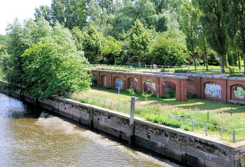 01167_5724 Blick ber das ehemalige Hafenbecken Haken zum alten Kai, der jetzt zum Elbpark Entenwerder in Hamburg Rothenburgsort gehrt.