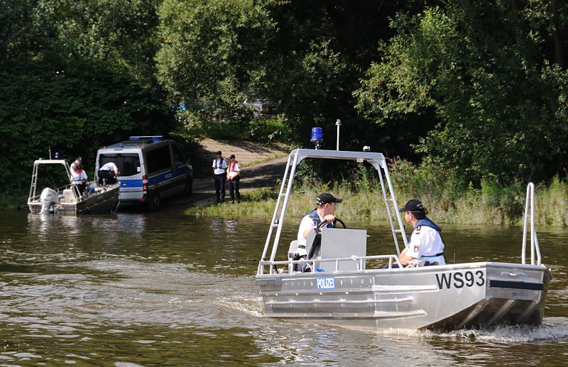 01174_3708 Die Wasserschutzpolizei Hamburg lsst ein Aluminiumboot an der ffentlichen Slipanlage Entenwerder / Hamburg Rothenburgsort zu Wasser; das Polizieboot WS 93 fhrt mit zwei Mann Besatzung Richtung Norderelbe.