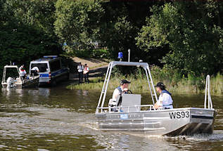 01174_3708 Die Wasserschutzpolizei Hamburg lsst ein Aluminiumboot an der ffentlichen Slipanlage Entenwerder / Hamburg Rothenburgsort zu Wasser; das Polizieboot WS 93 fhrt mit zwei Mann Besatzung Richtung Norderelbe.
